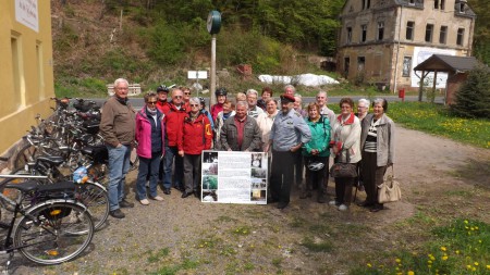 Radwandergruppe besucht den Bahnhof Klosterbuch 