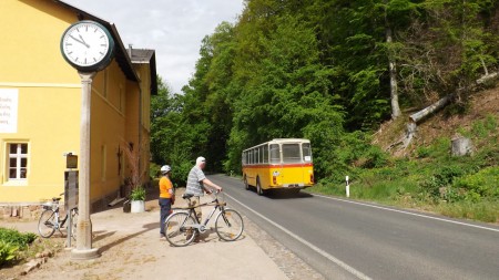 Schweizer  Postbus fähr als Schienenersatzverkehr
